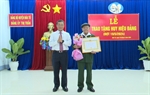 144007Đồng chí Huỳnh Tấn Phục trao huy hiệu đảng viên 75 năm tuổi Đảng.Medium.jpg